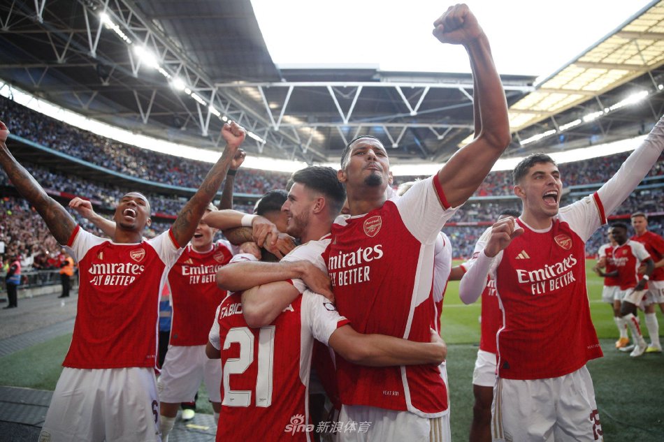 华子模拟蜘蛛侠动作庆祝！群狼21记三分射穿湖人 里德23+5创纪录